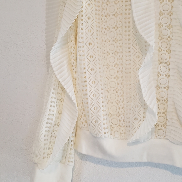 NWT Express Cream White Blouse Flutter Detail Unique w/ Movement! - Picture 5 of 15